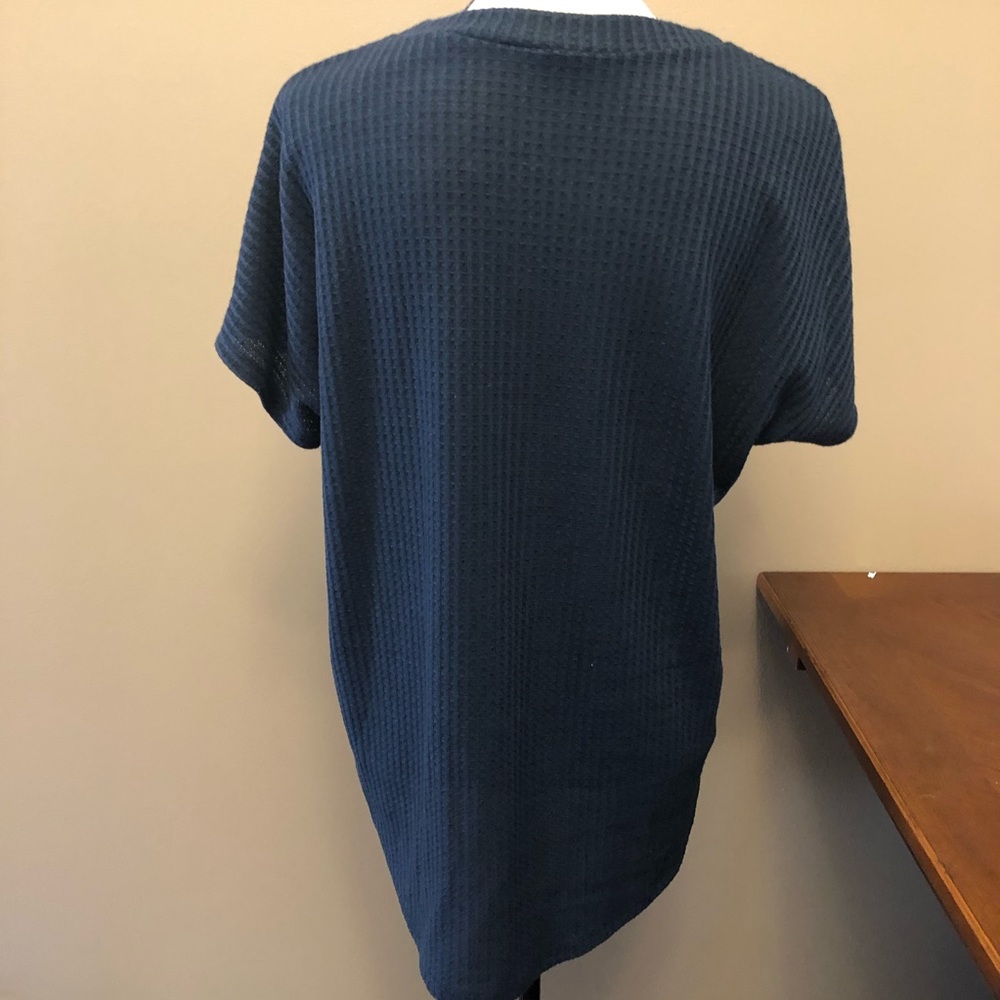 Torrid navy waffle knit tie front top. Size 00 - Picture 4 of 9